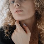 Model die gebruik maakt van de hydraterende dagcrème, Spot On van Muze Skincare.