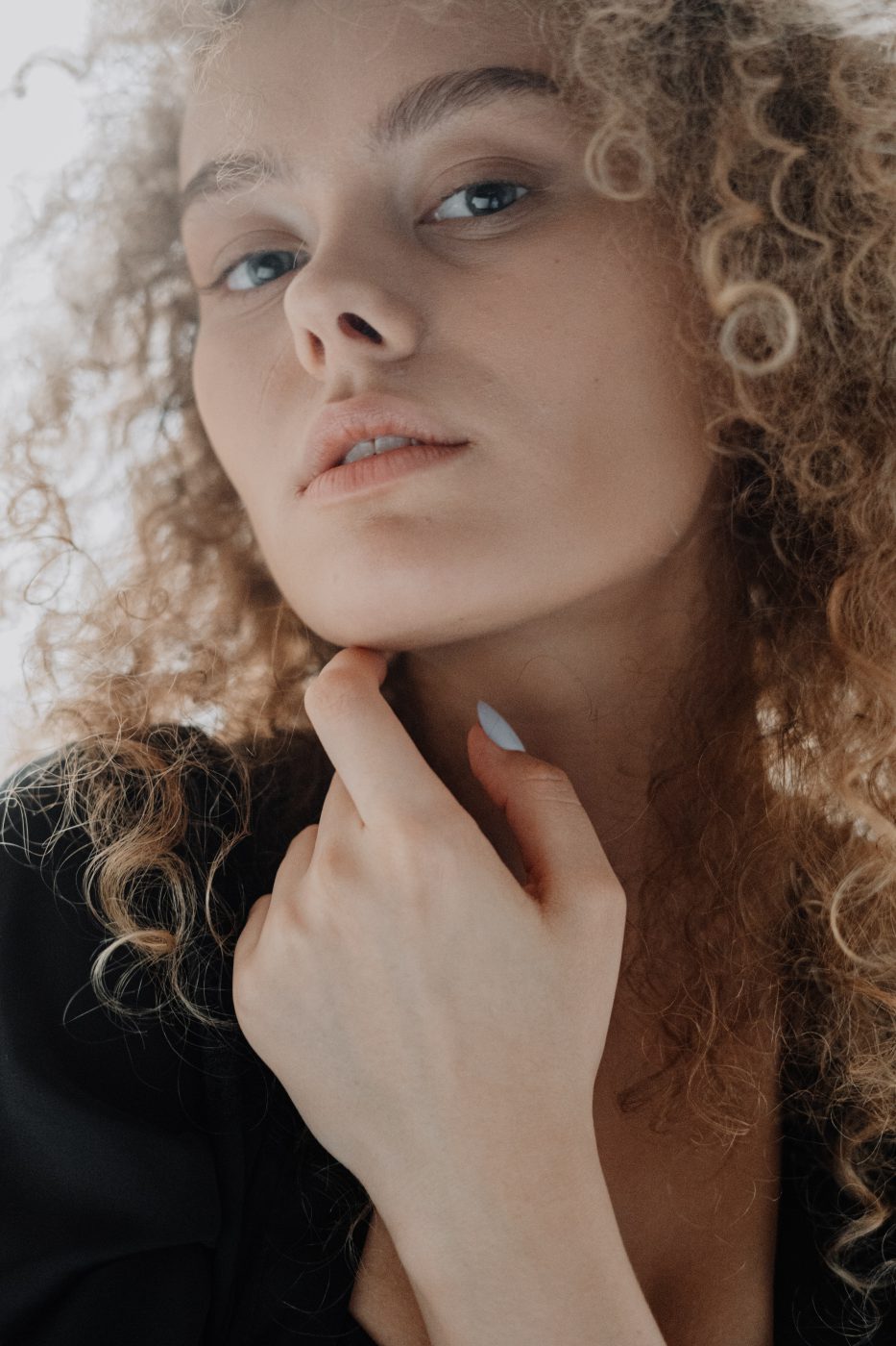 Model die gebruik maakt van de hydraterende dagcrème, Spot On van Muze Skincare.
